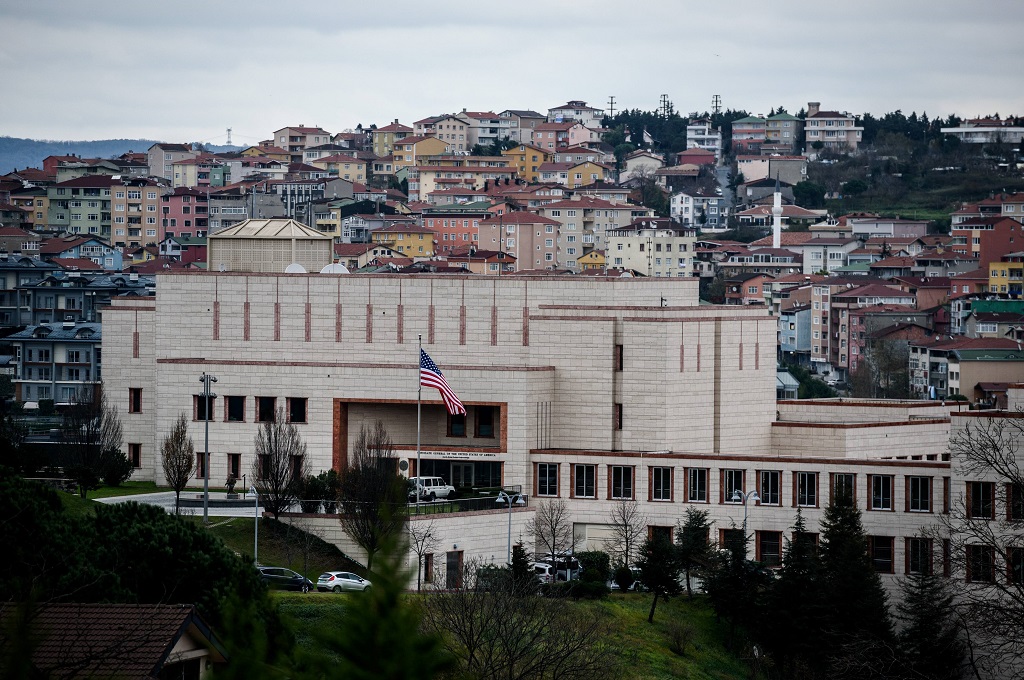 Gedung Konsulat AS di Istanbul, Turki, 9 Desember 2015. (Foto: AFP/OZAN KOSE)