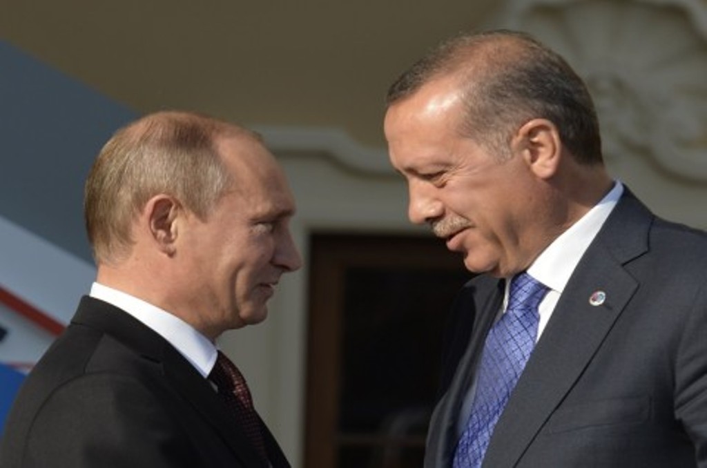 Presiden Turki Recep Tayyip Erdogan (kanan) dan Presiden Rusia Vladimir Putin saat bertemu di Saint Petersburg, 5 September 2013. AFP/ERIC FEFERBERG
