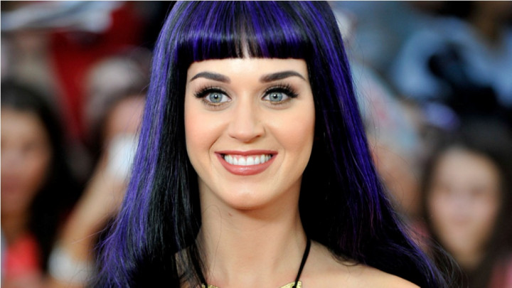 Katy Perry Tampil ala Hillary Clinton