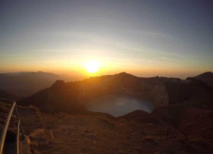 Indahnya 3 Warna Danau Kelimutu