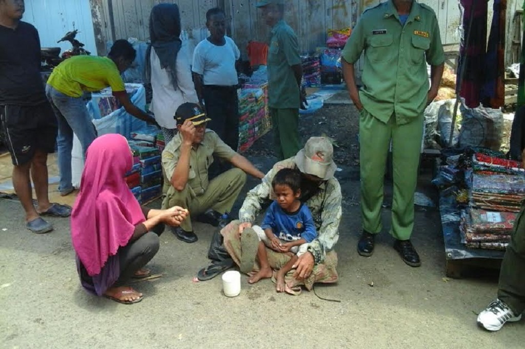 Pengemis yang membawa seorang anak diperiksa aparat pemerintah desa di Kabupaten Cirebon, MTVN - Ahmad Rofahan