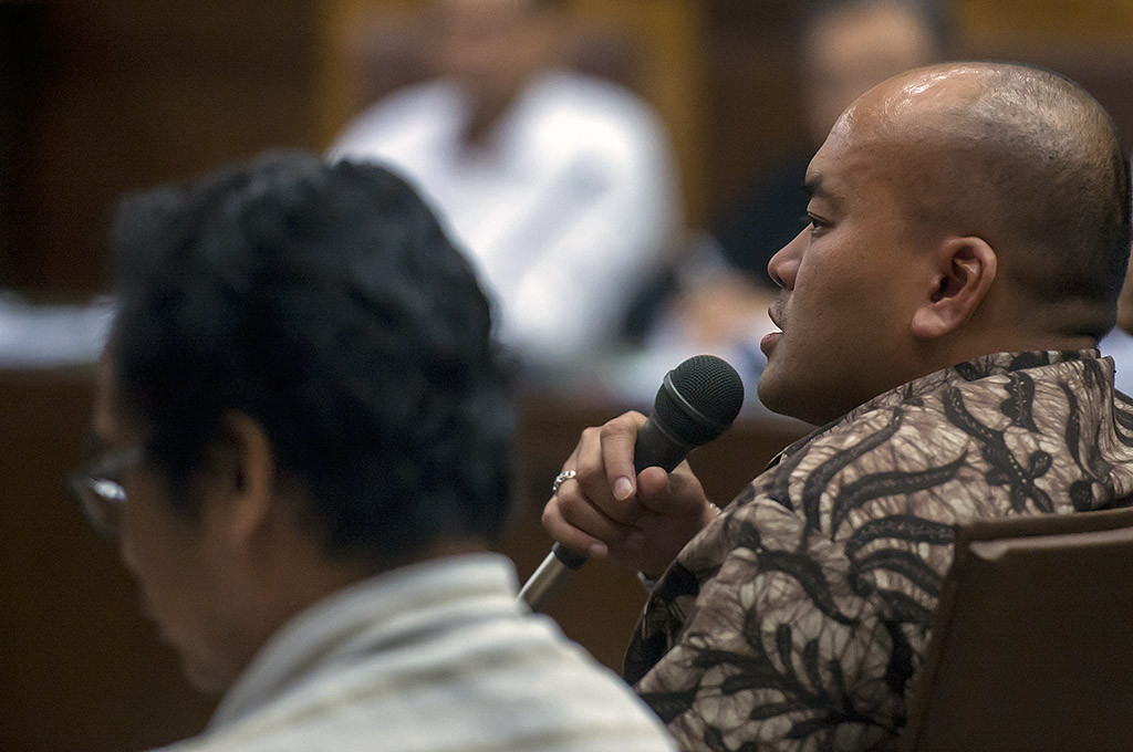 PNS Suku Dinas Tata Air Jakarta Barat Rudi Setiawan (kiri) memberikan keterangan pada sidang dengan terdakwa mantan Ketua Komisi D DPRD DKI Jakarta M. Sanusi di Pengadilan Tipikor, Jakarta -- ANT/Widodo S. Jusuf