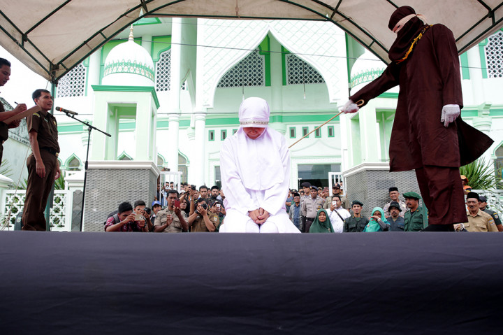 Lima Pelanggar Syariat Islam di Aceh Dihukum Cambuk