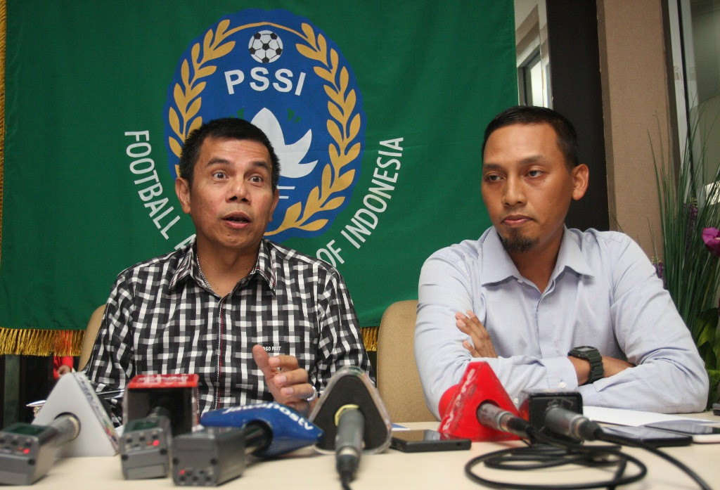 Plt Ketum PSSI, Hinca Pandjaitan didampingi Sekjen PSSI Azwan Karim saat memberikan keterangan pers terkait Kongres PSSI (Foto: ANTARA FOTO/Reno Esnir)