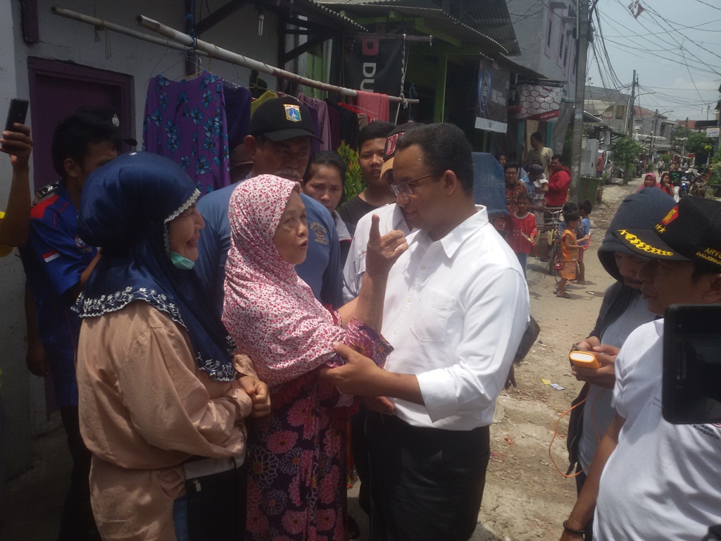Anies Baswedan menghampiri warga yang salah sapa.  (Foto: MTVN/Whisnu Mardiansyah)