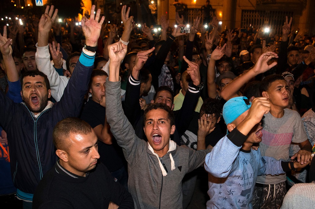 Warga mengekspresikan kemarahan mereka atas kematian tragis Mouhcine Fikri di kota Hoceima, Maroko, 30 Oktober 2016. (Foto: AFP/FADEL SENNA)