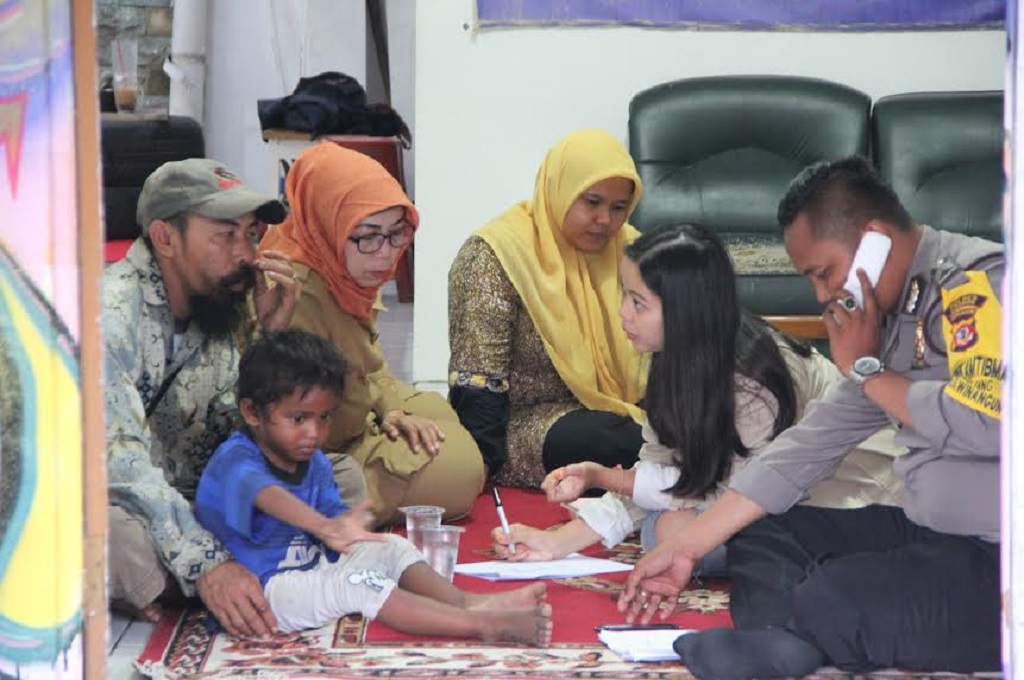 Sultan dan Rasjan, bersama petugas kepolisian, WCC Mawar Balqis dan Ketua Rumah Aman, MTVN - Ahmad Rofahan