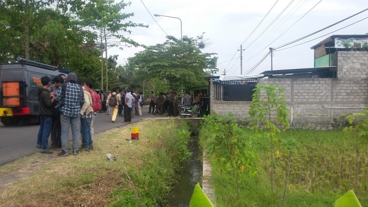 Dentuman Bom Paku, Langit-langit Rumah Bergetar
