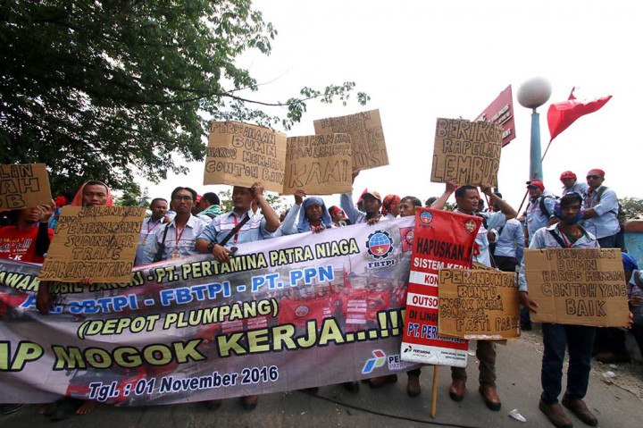 Supir Truk Tangki BBM Mogok Massal