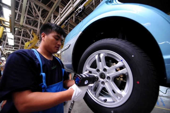 Teknik Merotasi Ban Mobil Supaya Level Keausan Merata