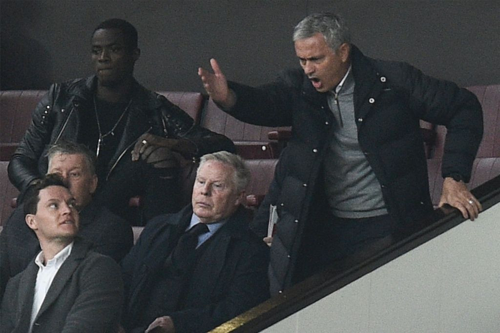 Jose Mourinho saat di tribun (Foto: AFP)