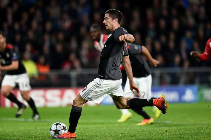 Gol Penalti Lewandowski untuk Sementara Selamatkan Bayern Muenchen