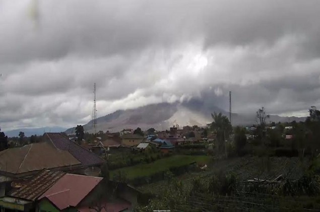 Suasana di sekitar Gunung Sinabung saat meluncurkan awan panas pada Senin 31 Oktober 2016, sumber foto: PVMBG 