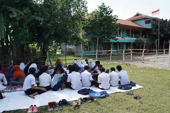 Gedung Sekolah Disegel, Ratusan Murid Terbengkalai