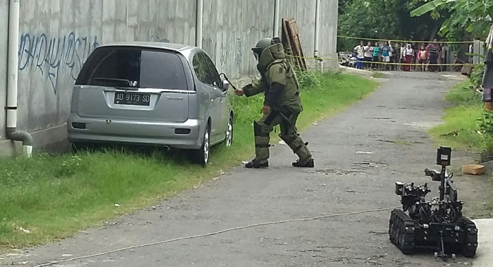 Gegana Yogya Pecahkan Kaca Mobil Mogok