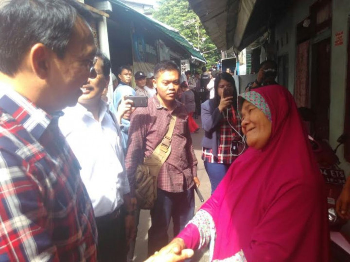 Sambil Memeluk Ahok, Nenek Ini 'Ngadu' Soal Uang Pensiun