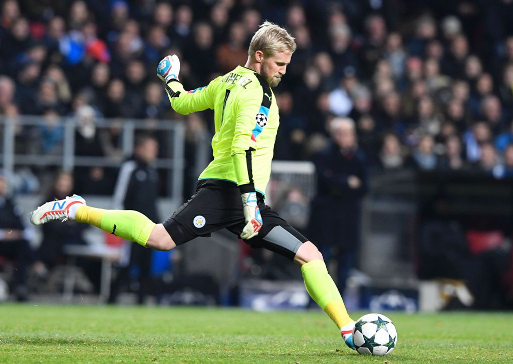 Salah satu aksi kiper Leicester City, Kasper Schmeichel saat menahan imbang FC Copenhagen di Liga Champions (Foto:  AFP PHOTO / JONATHAN NACKSTRAND)