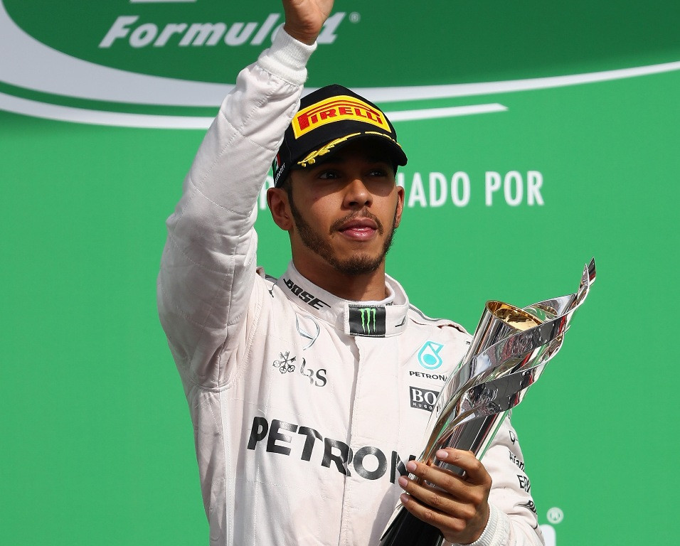 Lewis Hamilton saat berada di podium GP Meksiko (Foto: AFP)