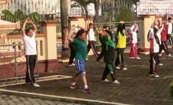 Telat, Plt Bupati Jepara Ikut Apel Pakai Kolor