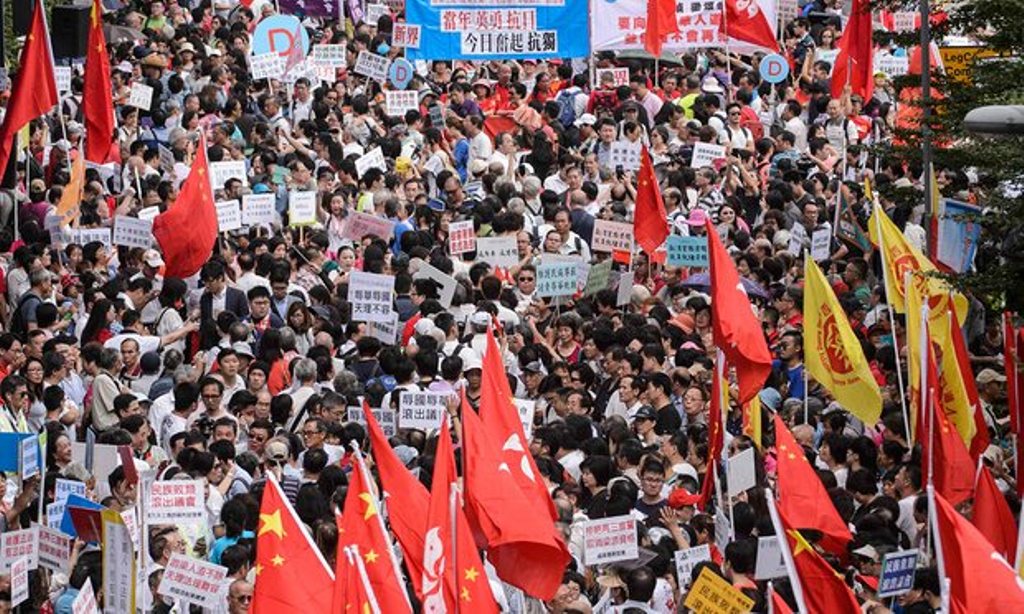 Demonstrasi yang dilakukan oleh massa pro-Beijing (Foto: AFP)