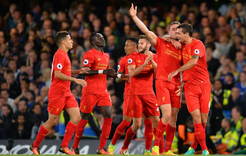 Dejan Lovren (Kanan) saat merayakan gol Liverpool saat menghadapi Chelsea (Foto: AFP/Glyn Kirk)