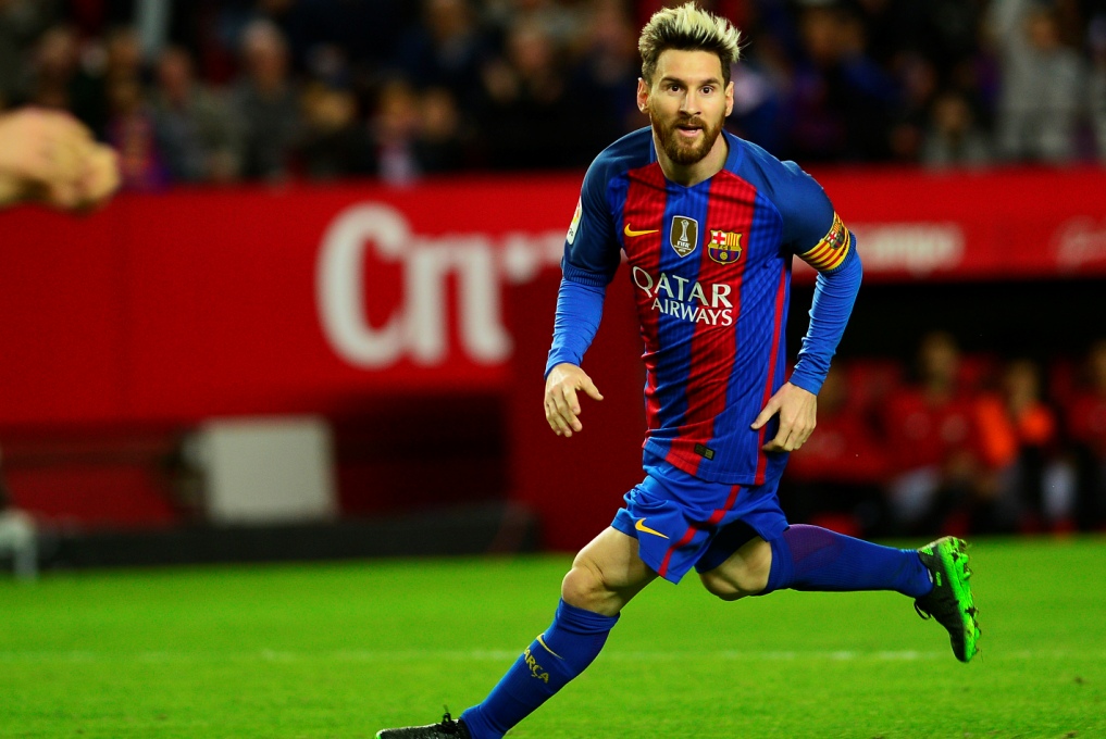Lionel Messi merayakan golnya ke gawang Sevilla (Foto: CRISTINA QUICLER / AFP)