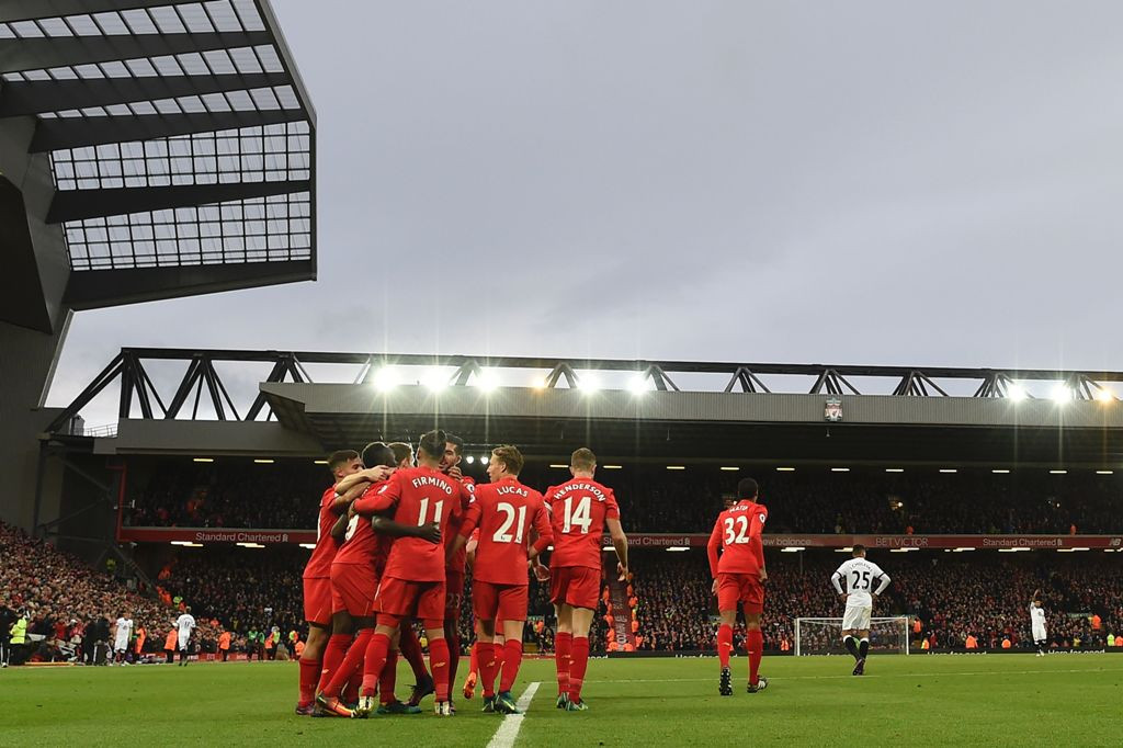 Penggawa Liverpool merayakan kemenangan dan memimpin klasemen sementara Liga Primer. (Foto: AFP/ Paul Ellis)