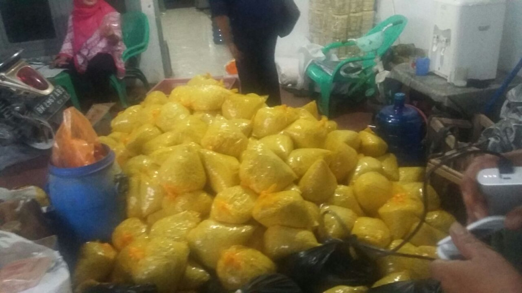 Bungkusan mi siap edar yang diduga mengandung boraks dan soda api disita dari industri rumahan di Medan, Sumut, Senin (7/11/2016). (Metrotvnews.com/Budi Warsito)