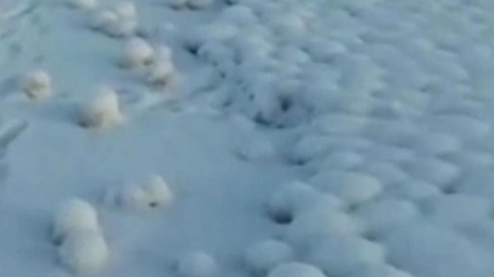 Bola Salju Raksasa Misterius Muncul di Pantai Rusia