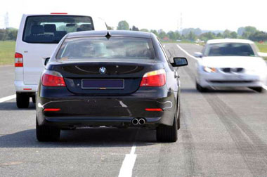 Teknik Menyalip Mobil dengan Aman