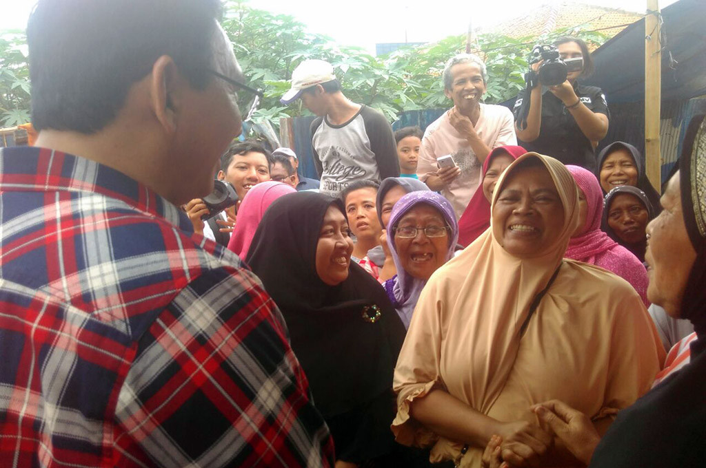 Ahok Jelaskan Program Beras pada Ibu-ibu Lansia