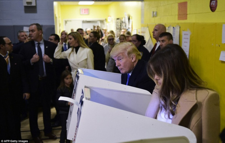 Didampingi Istri, Trump Berikan Suara Di TPS Manhattan