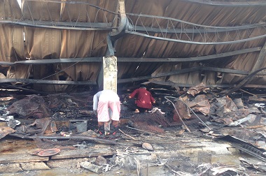 Pedagang Kais Sisa Barang Dagangan yang tak Terbakar