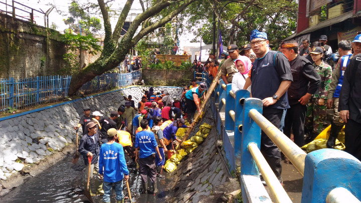 Ribuan Orang Keruk Saluran di Pagarsih Bandung