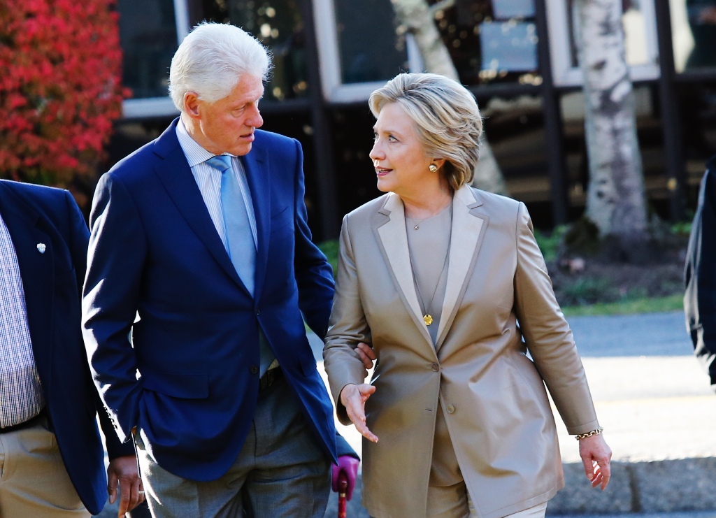 Hillary Clinton saat memberikan suara dalam Pilpres AS (Foto: AFP).