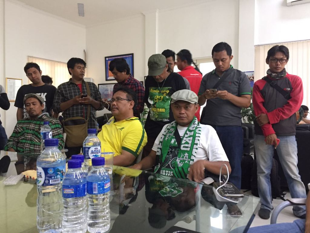 Andi Pecie (duduk sebelah kiri), Presidium Bonek yang telah tiba di Stasiun Senen Jakarta (Istimewa)