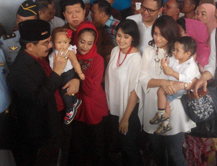 Resmi Bebas, Antasari Cium Cucu dan Istri