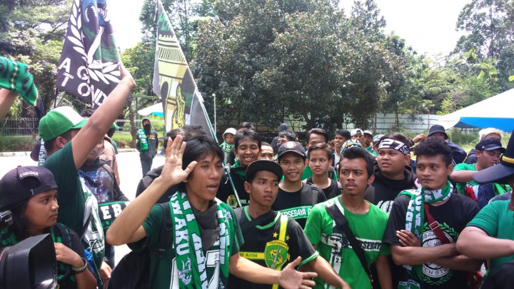 Bonek Gelar Aksi Damai di Depan Tempat Kongres PSSI