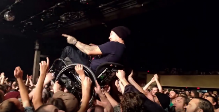 Penggemar dengan Kursi Roda Crowd Surfing di Konser NOFX