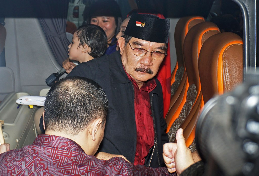 Antasari Azhar menaiki mobil sesaat keluar dari Lembaga Pemasyarakatan Klas I Dewasa Pria Tangerang, Tangerang, Banten, Kamis (10/11). ANTARA FOTO/Lucky R