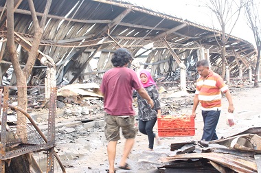 Pedagang Pasar Porong Baru Nekat Berjualan di Area Bekas Terbakar