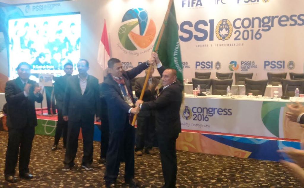 Serah terima bendera PSSI yang diberikan Plt pengurus lama, Hinca Panjaitan kepada Edy Rahmayadi (Foto: MTVN/Rendy)