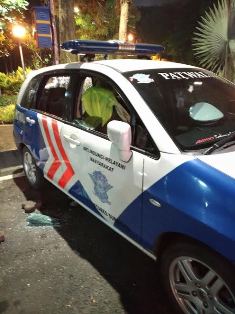 Bonek Rusak Rambu Lalu Lintas dan Mobil Polisi