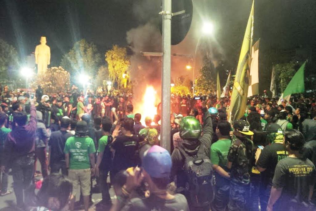 Bonek saat membakar ban di depan Gedung Negara Grahadi Surabaya (Foto: MTVN)