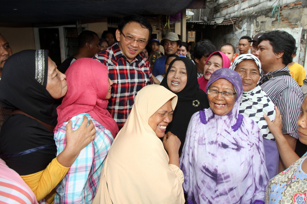 Calon Gubernur DKI Jakarta nomor urut dua, Basuki Tjahaja Purnama atau Ahok berfoto dengan warga saat 