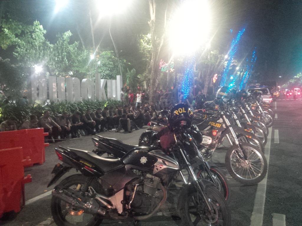 Polisi berjaga-jaga saat Bonek menggelar unjuk rasa. (Foto: Mtvn/ Amaluddin)