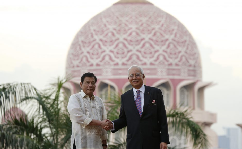 Presiden Filipina, Rodrigo Duterte dan PM Malaysia, Najib Razak (Foto: Asian Corrrespondent)