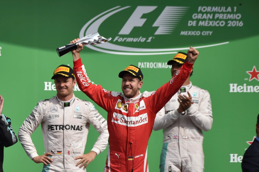 Sebastian Vettel (tengah) saat berada di podium GP Meksiko, tapi kemudian gelarnya dicabut (Foto: AFP/YURI CORTEZ)