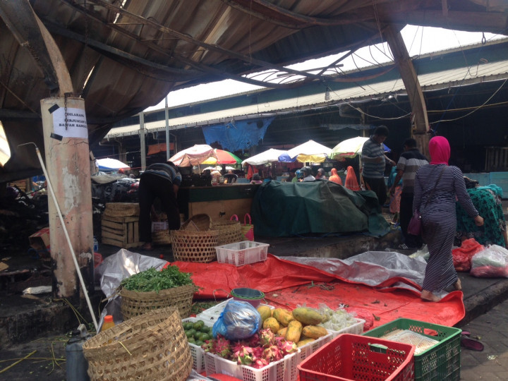 Omzet Tinggi, Pedagang Tetap Jualan di Bangunan yang Terbakar