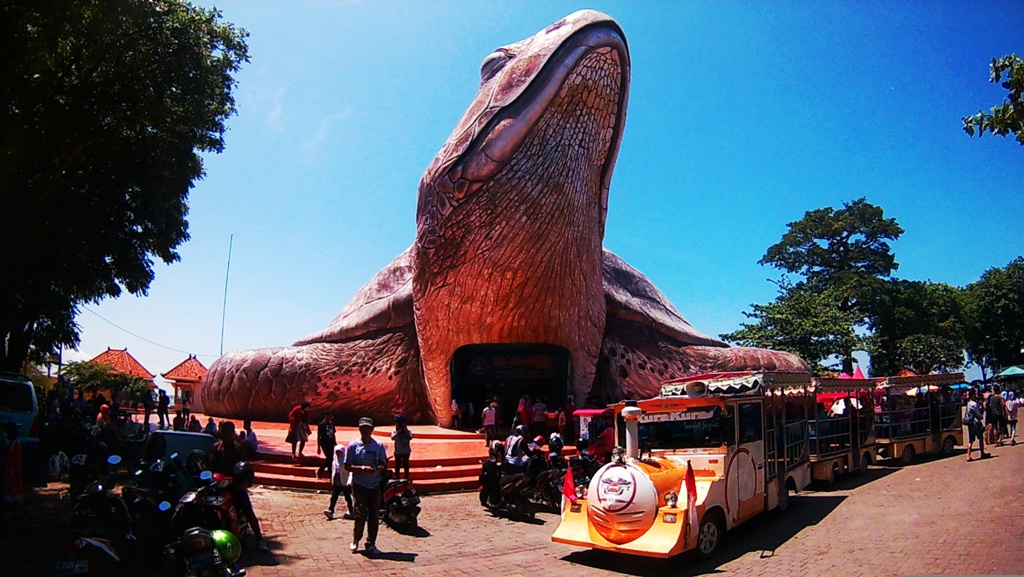 Bangunan penyu raksasa ikon Pantai Kartini Jepara. Foto: Metrotvnews.com/Rhobi Shani